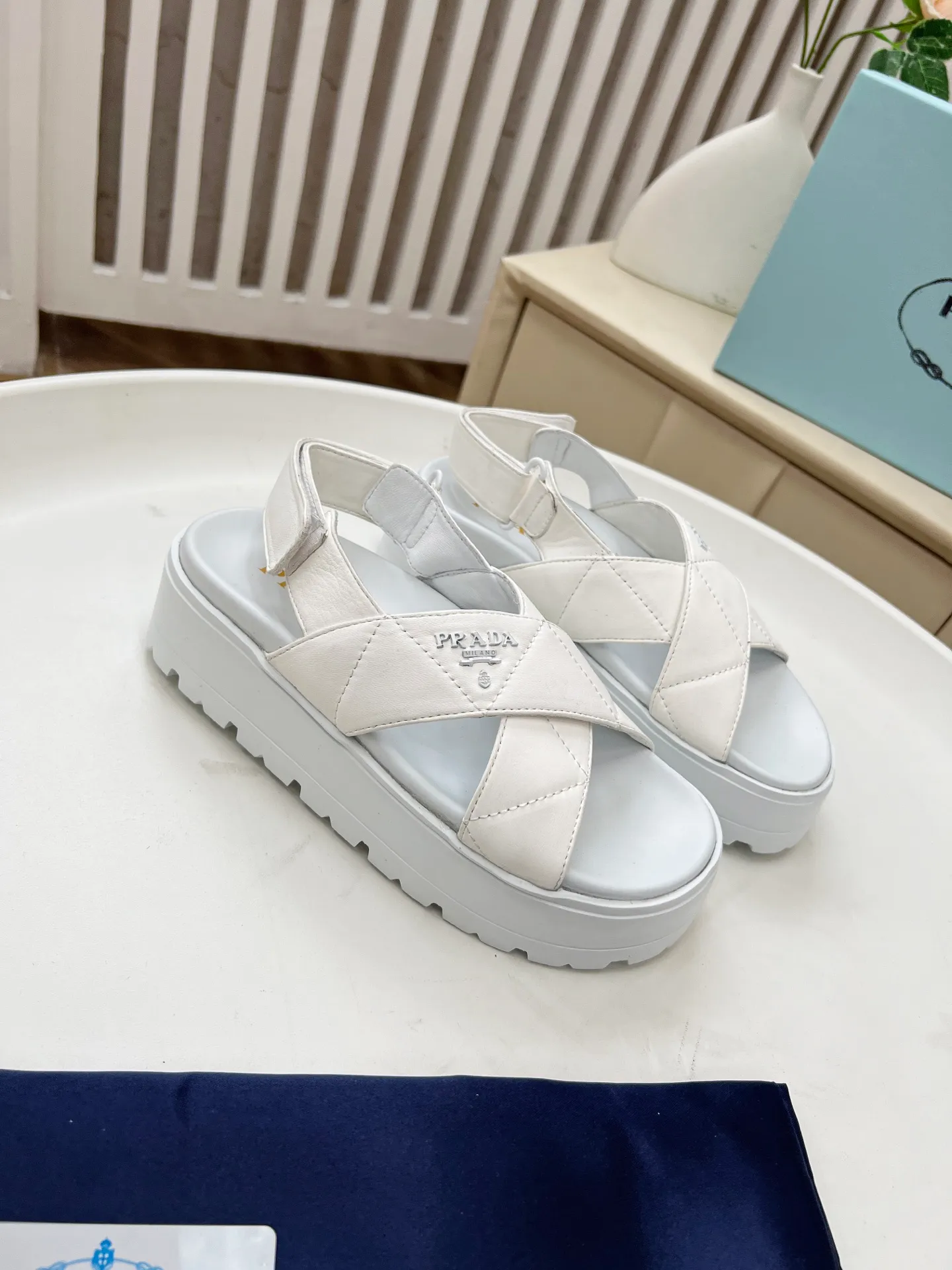 👟👟Ex-factory price 440👟👟 Prada/Prada 25ss summer new couple's beach thick-soled Birkenstock sandals. This shoe style is really a classic design that will not go out of style and is in line with everyone's current pursuit of comfortable and healthy wearing concepts. It is regarded by many domestic and foreign celebrities and fashionistas as an important choice for daily slippers. ✔Upper: imported super soft sheepskin ✔Inner lining: imported sheepskin ✔Hardware: Original molded split hardware ✔Outsole: Ultra-light, wear-resistant and non-slip foam sole ✔Number of yards: 35~40 (custom-made 40 pieces are non-refundable)